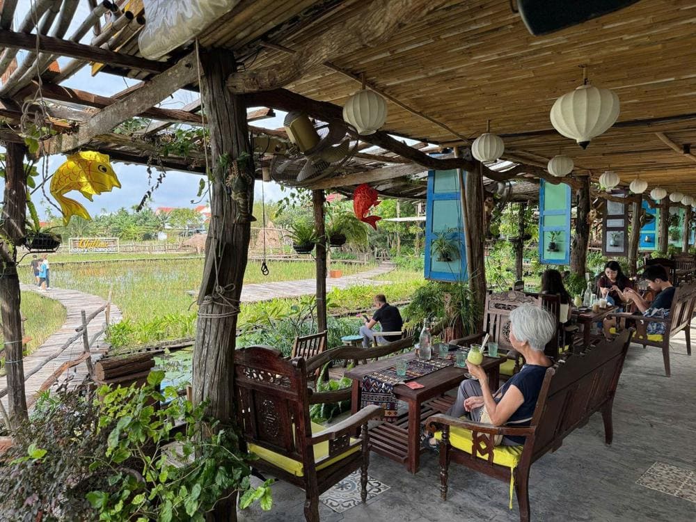Chic Chillax mang đến không gian thưởng thức cà phê và ẩm thực giữa đồng quê thanh bình (Nguồn: Chillax Eatery & Hangout)